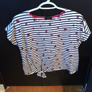 W5 Woman’s Short sleeve top. Size Medium.